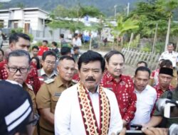 Bupati Lamsel Bersama Menteri ATR/BPN RI Serahkan 353 Sertifikat Huntap Tahap II